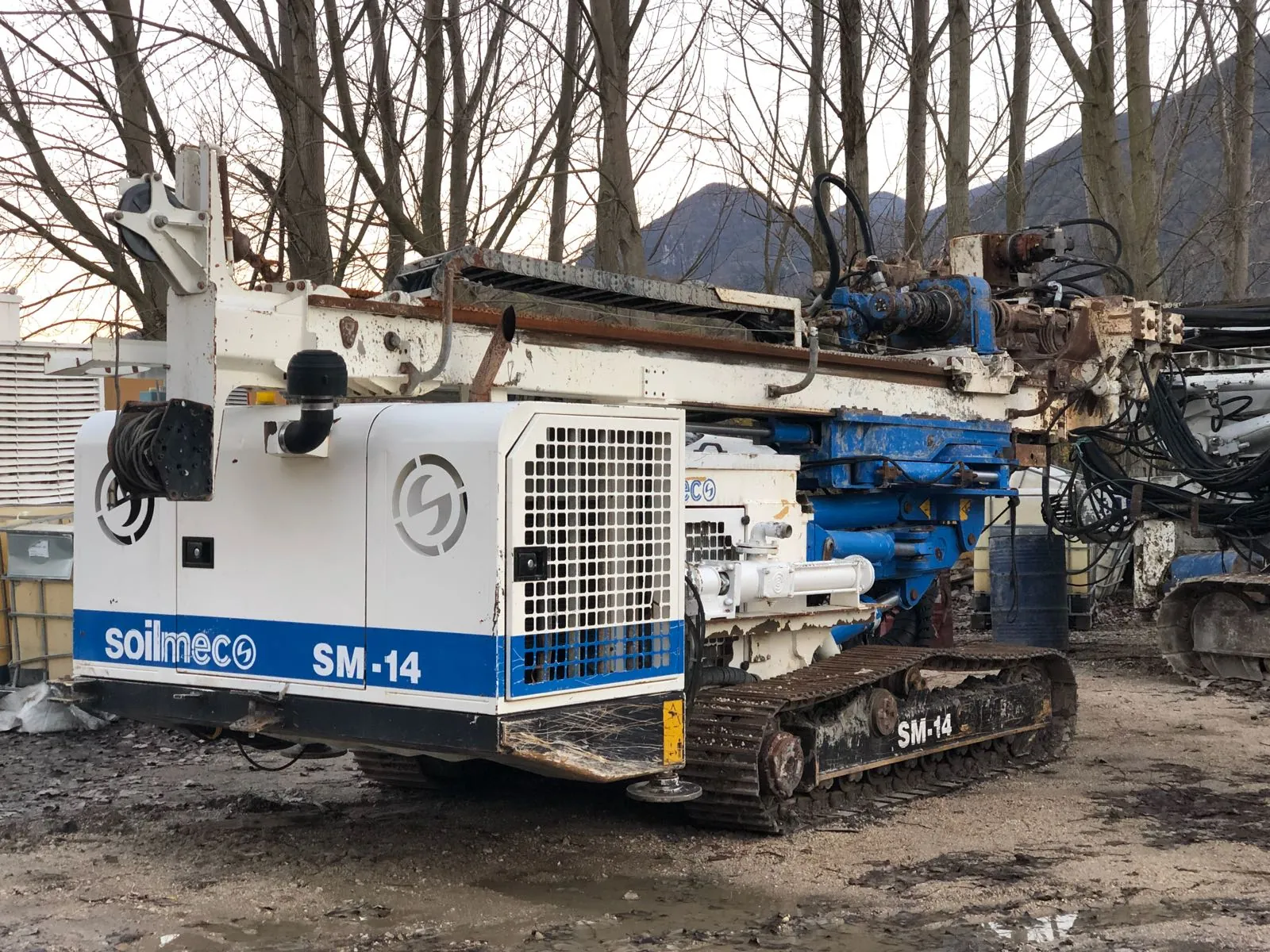 Soilmec SM-14 v akci – těžkotonážní vrtná souprava při zakládání mostní opěry