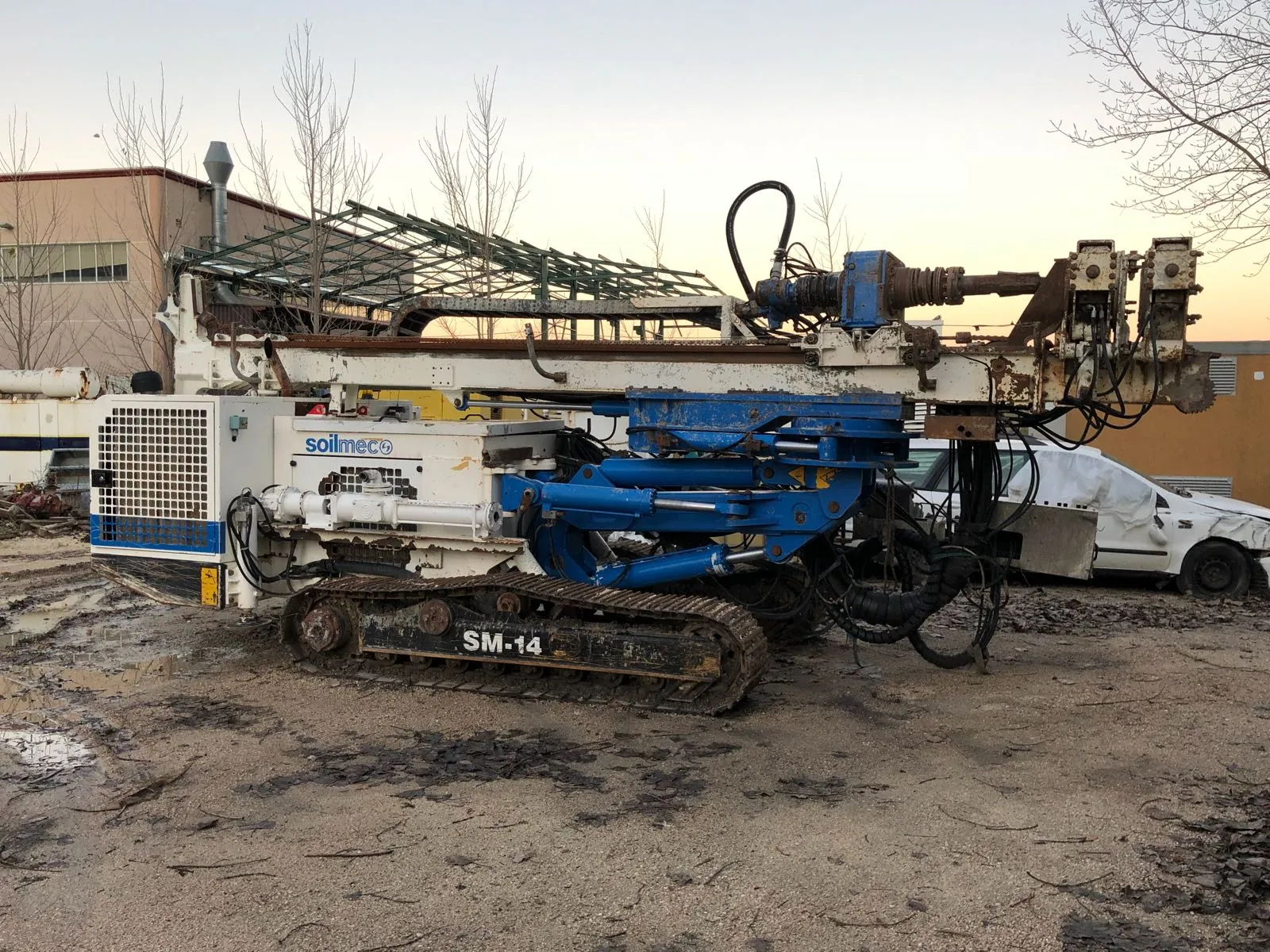 Soilmec SM-14 při zakládání průmyslové haly ve Středočeském kraji